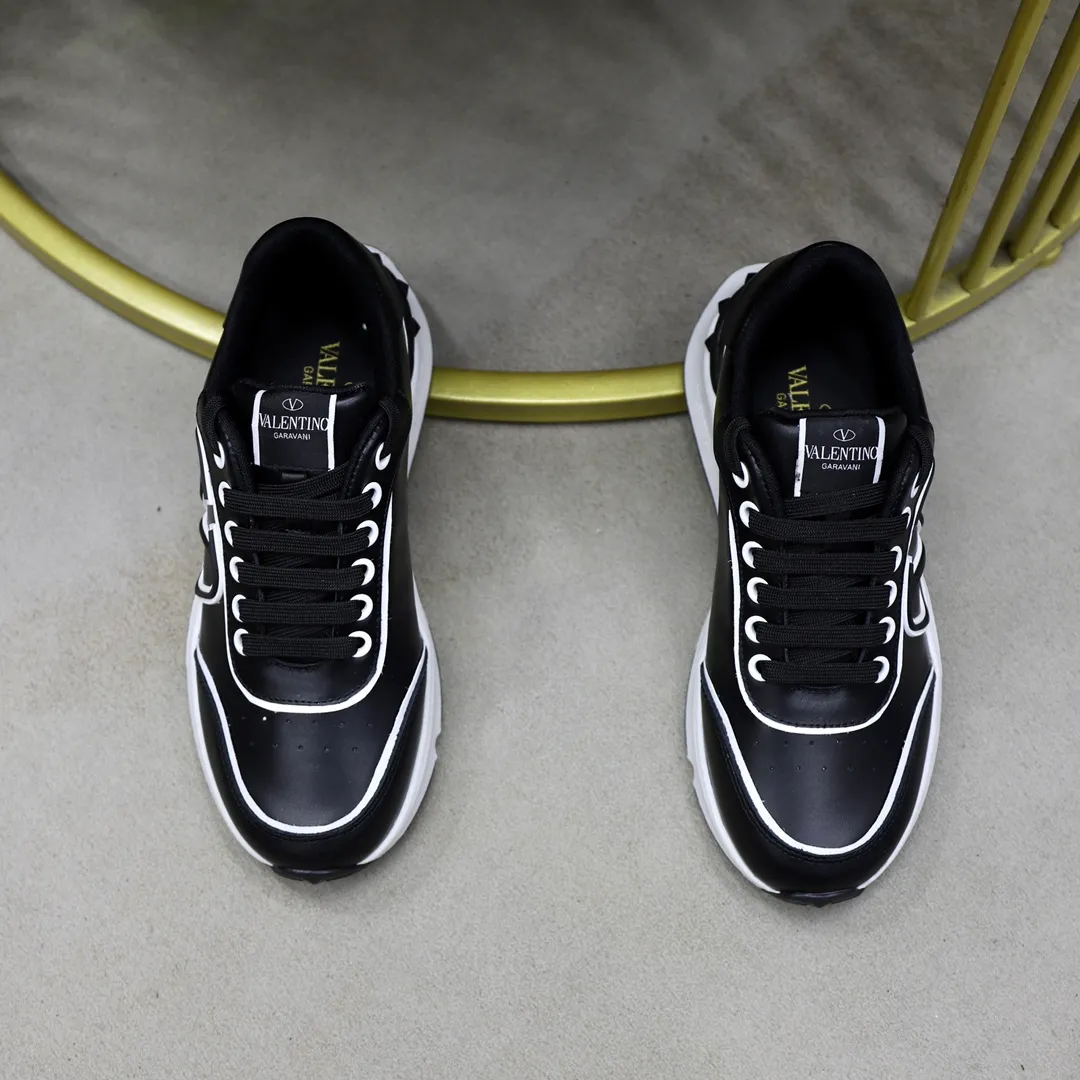 Ex-factory price: 460💰VALENTINO/Valentino 2025s men's latest low-top thick-soled sports shoes are shipped. Made with heavy industry, men's fine casual sports shoes, versatile style. Original leather, rubber lines embellished with geometric segmentation uppers, hand-sewn, novel and fashionable, rubber soles with rivet details on the front and back, VALENTINO GARAVANI LOGO printed on the side, and Valentino Garavani decorative inlay on the tongue. Logo, comfortable, breathable and durable on the feet! Comes with full original packaging! Code number: 38-39-40-41-42-43-44 (45 can be customized)